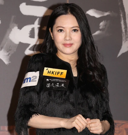 李丽珍|风月女神李丽珍罕露面,穿短裙露一双肌肉腿,膀大腰圆发福明显