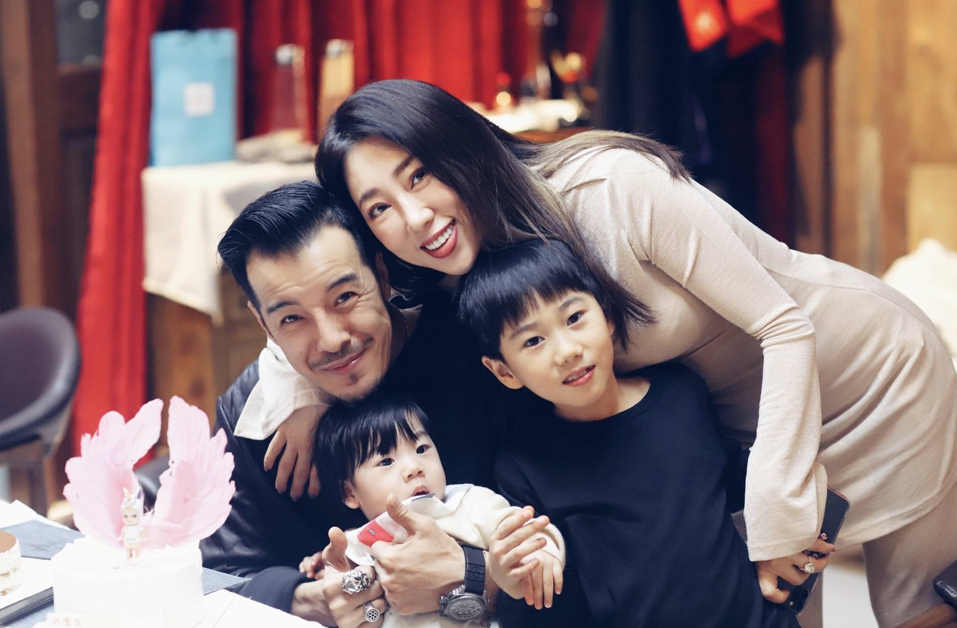 海一天|“许大茂”娶小12岁富婆，罕见秀恩爱，不介意其疑似二婚带俩娃