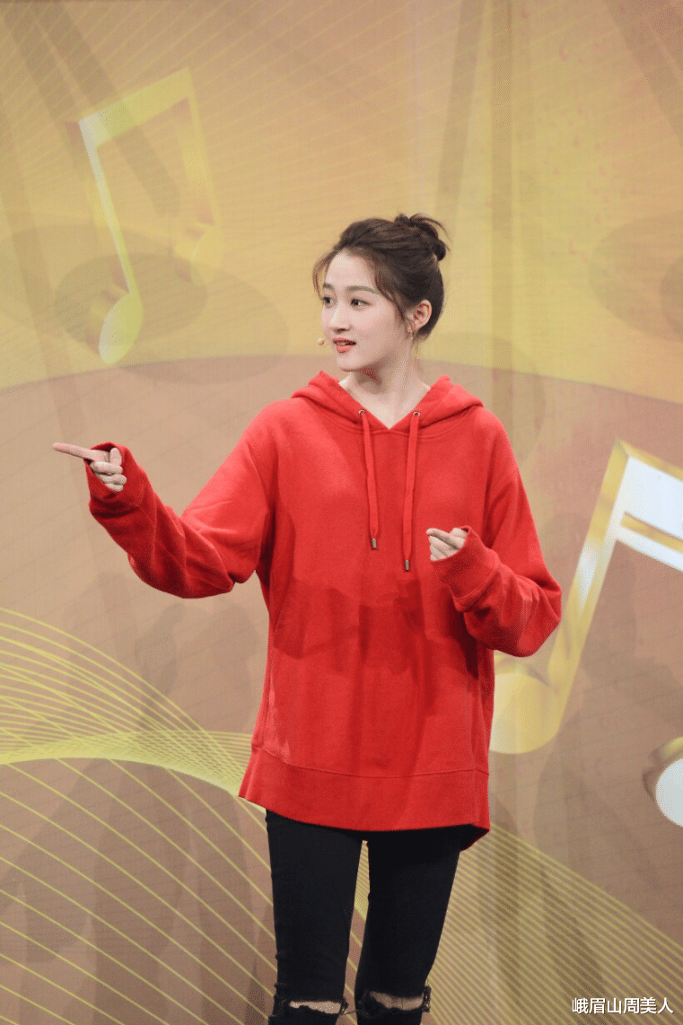 关晓彤|?关晓彤终于长大了，穿红色吊带长裙秀事业线，大长腿超吸睛