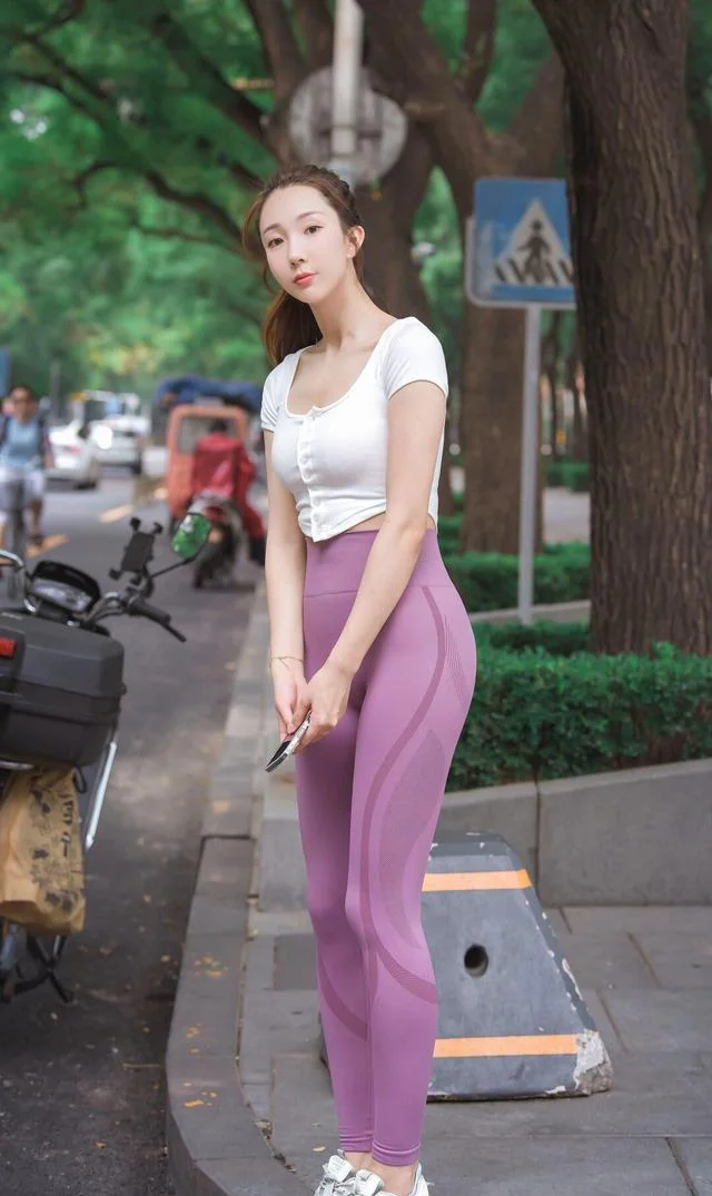 穿衣搭配 清晨跑步，适宜穿一件白色体恤搭配瑜伽裤的装扮！