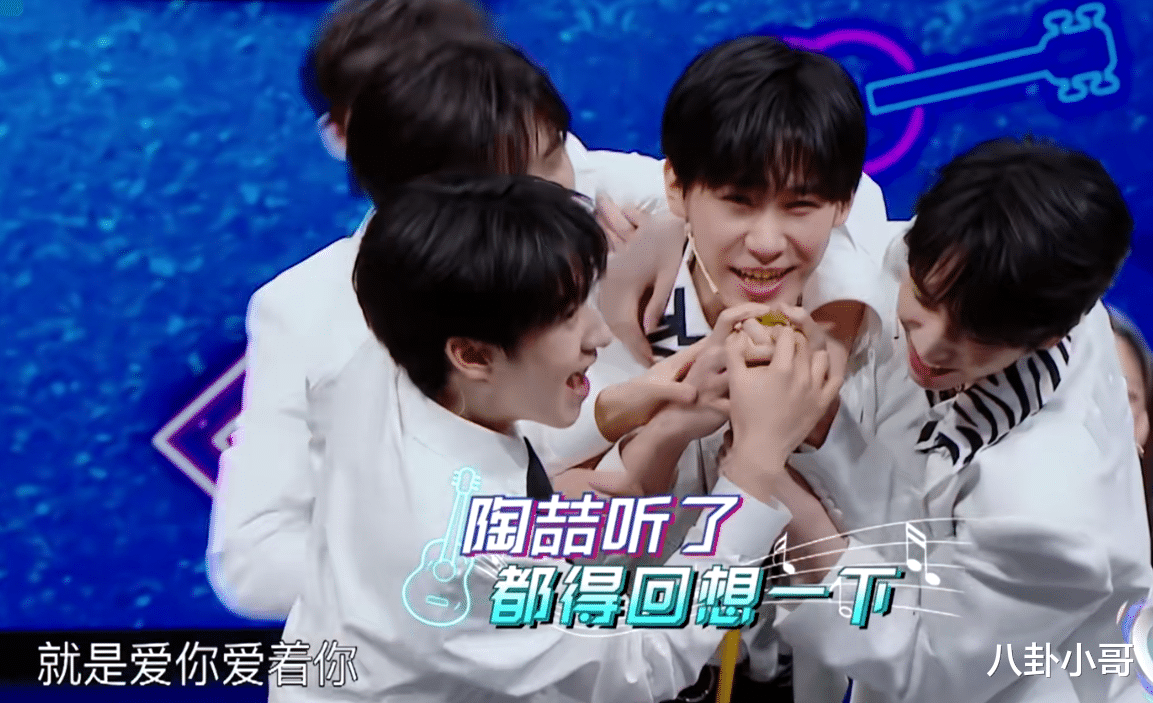 王牌对王牌|王牌家族最卑微的成员，所有人坐着唯独她蹲着，整期镜头不超过10秒