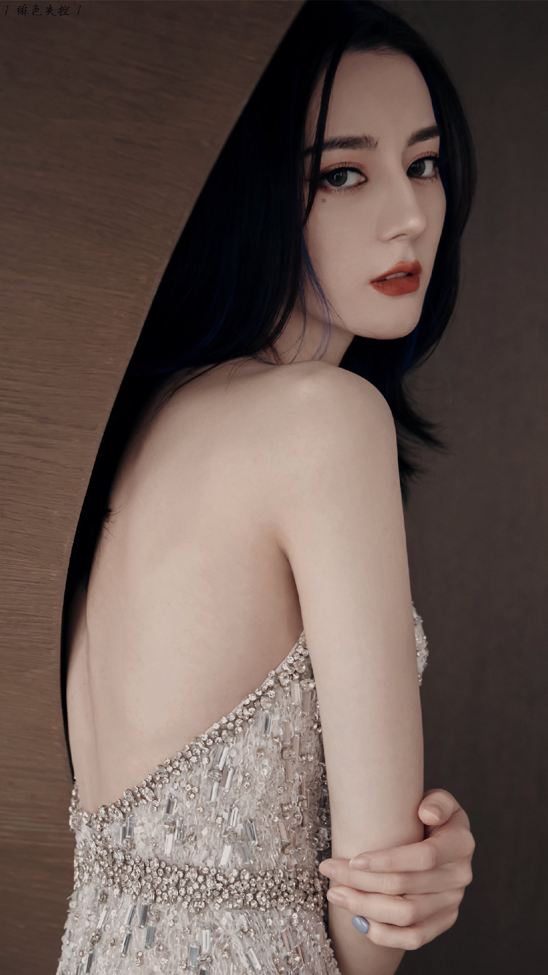 迪丽热巴|迪丽热巴12月最新写真大片，烈焰红唇浓颜系美人。