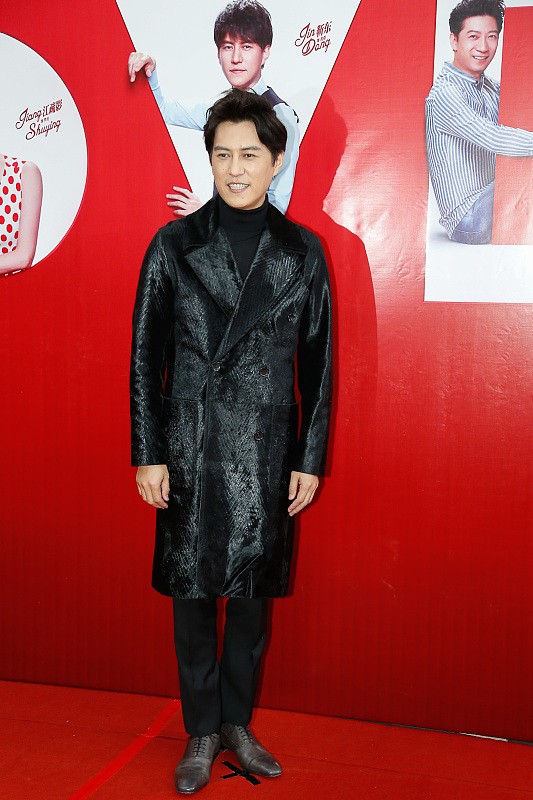 小白爱美搭 “老干部”靳东穿衣太有范，大衣叠穿保暖时尚，成熟稳重真有魅力