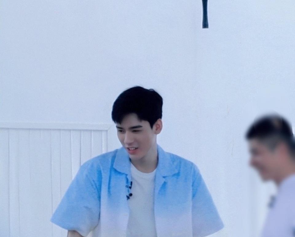 龚俊|龚俊录制节目自带的锅被没收，与周也黄晓明一起外出采购心情大好