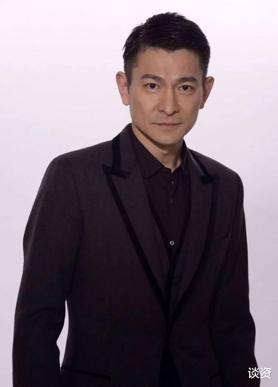 刘德华|60岁刘德华晒厨艺，手法熟练帅气依旧，戏服袖口血迹让人触目惊心！