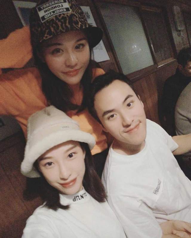 何超莲|何猷启扮熊猫制造七夕惊喜，何超莲感动落泪：第一次收到弟弟的花