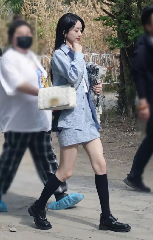 冯小刚|离婚后赵丽颖首次现身，当天穿的袜子引热议，这是要让男方后悔？