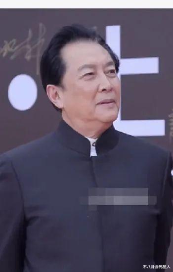 演绎|华鼎奖7位老戏骨现身！唐国强气场强，巩汉林给主持人鞠躬见人品