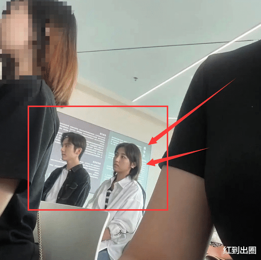 张子枫|张子枫现身拍戏被路人偶遇，皮肤黝黑差点没认出，网友：妹妹长大了