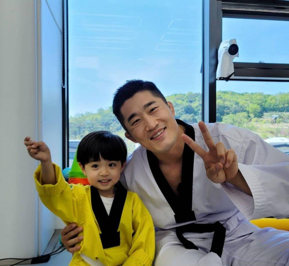 防弹少年团|韩国帅气跆拳道小孩与BTS柾国撞脸？令人融化的面孔，愿等你长大