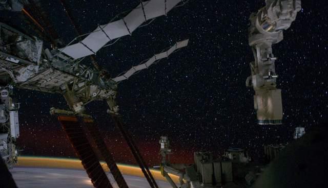 太空 太空的“真面目”究竟是什么样的？星河璀璨？还是一片漆黑