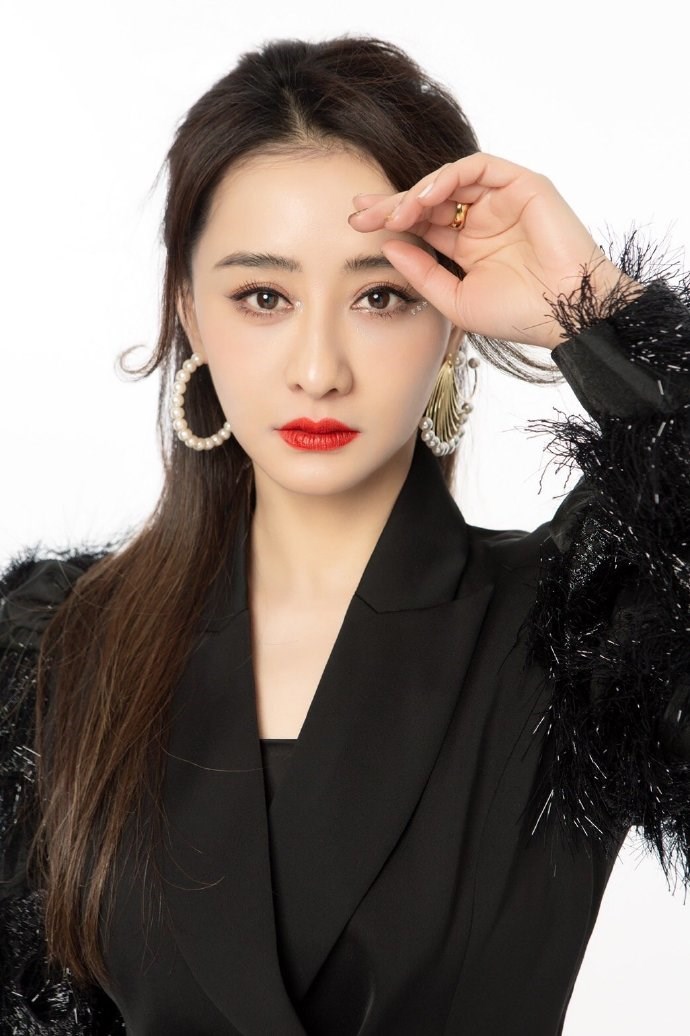 陈德容|46岁陈德容女神节扮酷耍帅，黑色羽毛西装搭配高马尾，美如少女