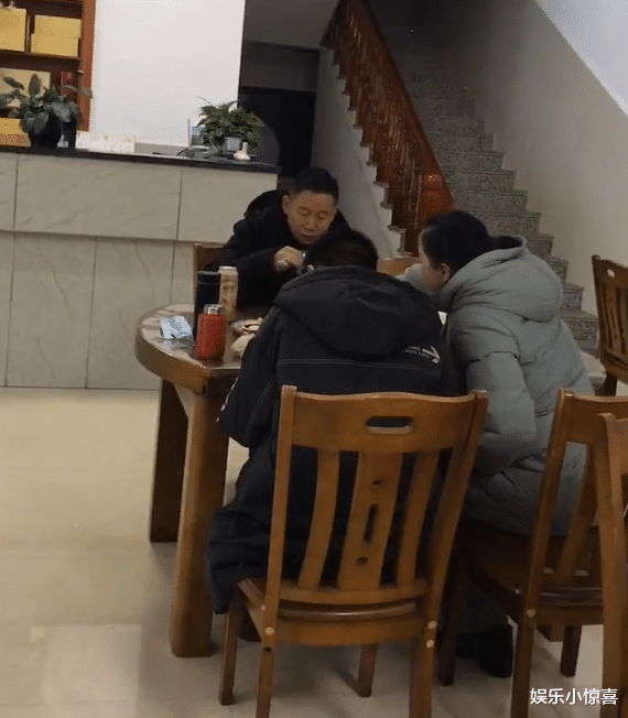 |孙妈妈晒孙卓孙海洋合照，爷俩长得一模一样，网友：确认是亲生的