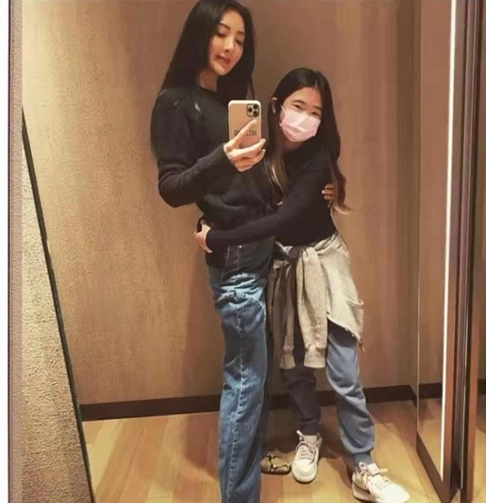 黄圣依|曹格妻子晒与女儿合照，穿露脐装打扮时尚，曾被质疑是婚姻第三者