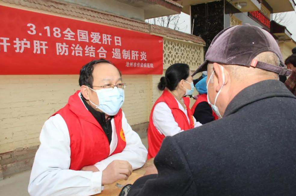 燕赵都市报 沧州市传染病医院党员志愿健教义诊服务队走进沧县狼儿口村