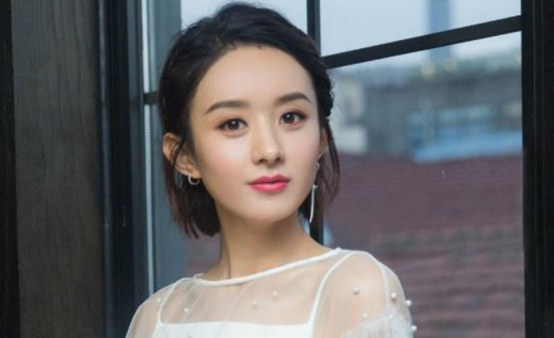 赵丽颖|想想在小区玩车，跟朋友分享玩具，五官似冯绍峰脸型像赵丽颖