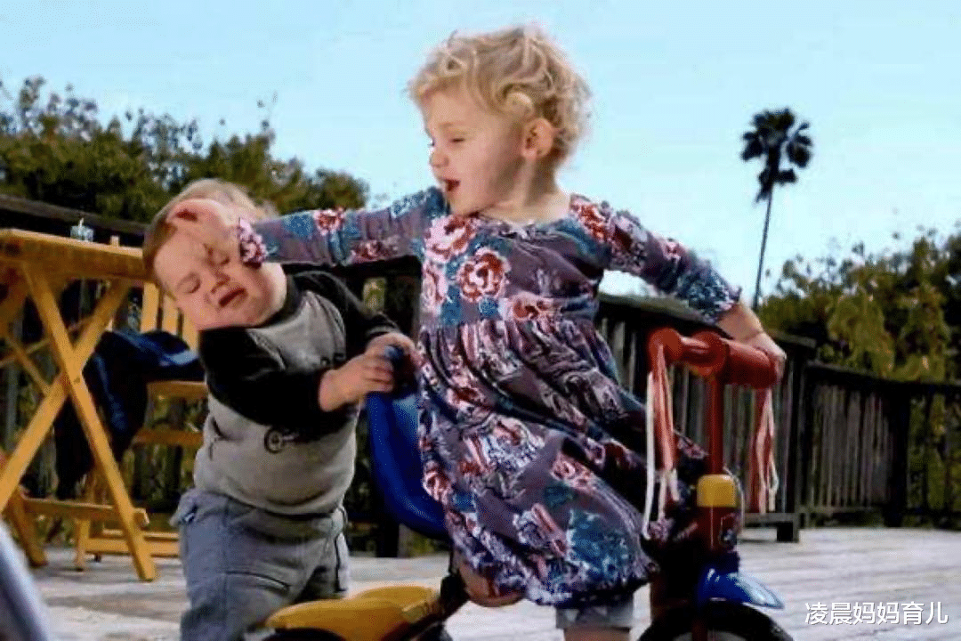 凌晨妈妈育儿|二胎妈妈都会有的困惑：生了老二之后，为什么越来越讨厌老大了？