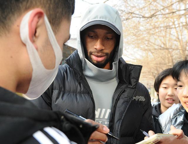 火箭隊|火箭爆發(fā)內(nèi)杠，弗格妻子更新社交媒體，塔克拍賣100雙珍藏鞋！