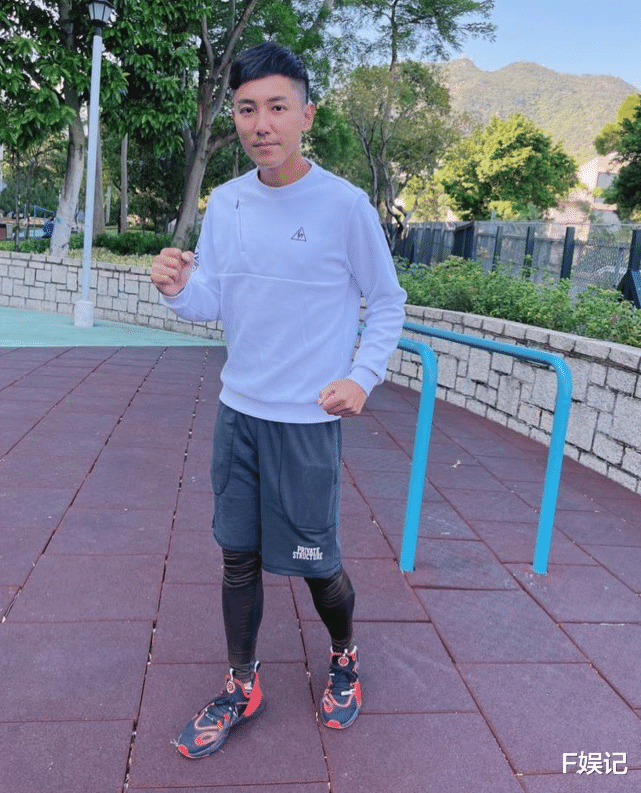 TVB|TVB小生在家与家人简单庆生 夫妻俩与3个子女、岳母拍全家福