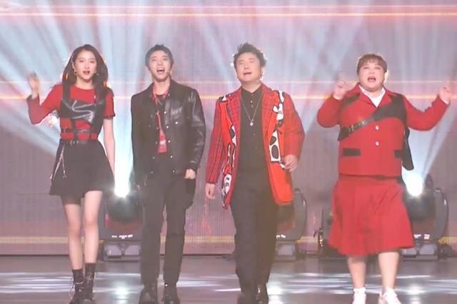 关晓彤|杨幂穿丝袜秀“漫画腿”，当她和关晓彤站一起时，效果却瞬间扎心