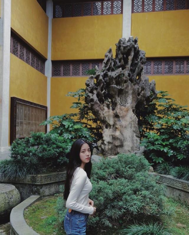 欧阳娜娜|欧阳娜娜在公园里拍写真,脚上的鞋子造型独特,这是对草地的尊重