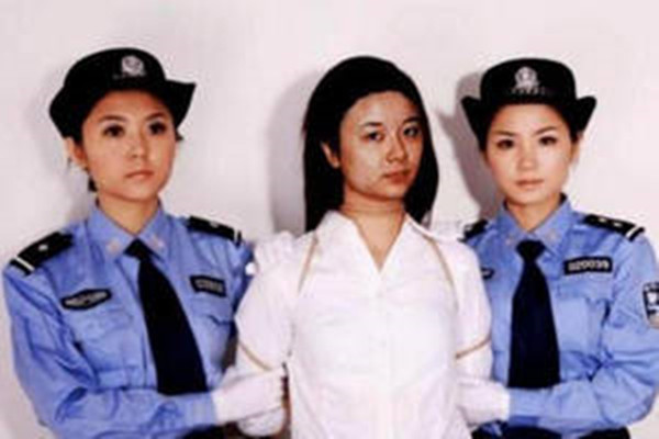 香港 离异妇女装可怜杀房东一家，为2万现金杀害干警男友