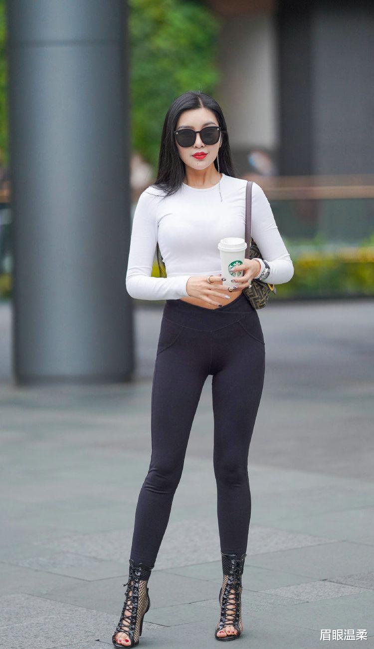 眉眼温柔 如果你身材很好的话，可以背心搭配短裙，美的像个精灵