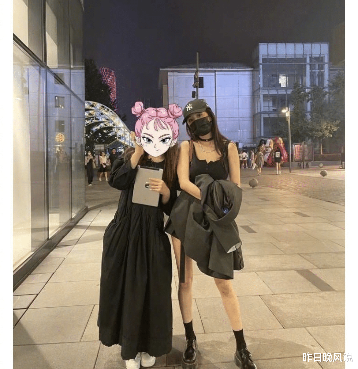 杨幂|美女也独自逛街?杨幂现身商场被偶遇,又白又高又瘦人群中太亮眼