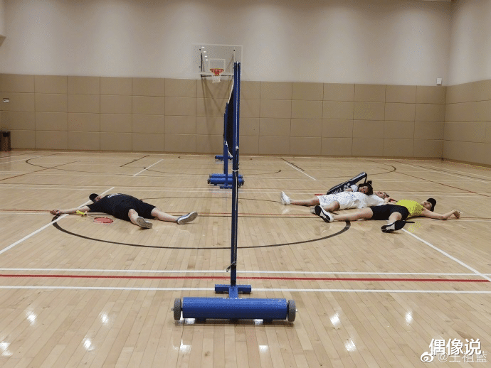 柳岩|王祖蓝晒全家福庆老婆37岁生日，一手抱娃一手端蛋糕，实力宠妻！