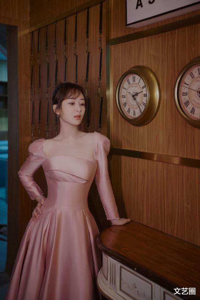 杨紫|杨紫《萌探》路透生图曝光,穿民国装扎麻花辫娇俏灵动,直角肩抢镜