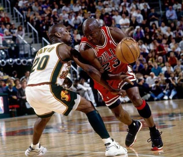 小萌娃说|乔丹当年为什么会用闭眼罚球来回应穆托姆博的挑衅呢?当时发生了什么?