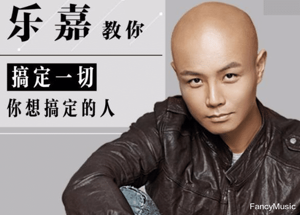 迪丽热巴|当红主持人乐嘉，沦为线下情感大师，如今身材健硕吸引女子拍照