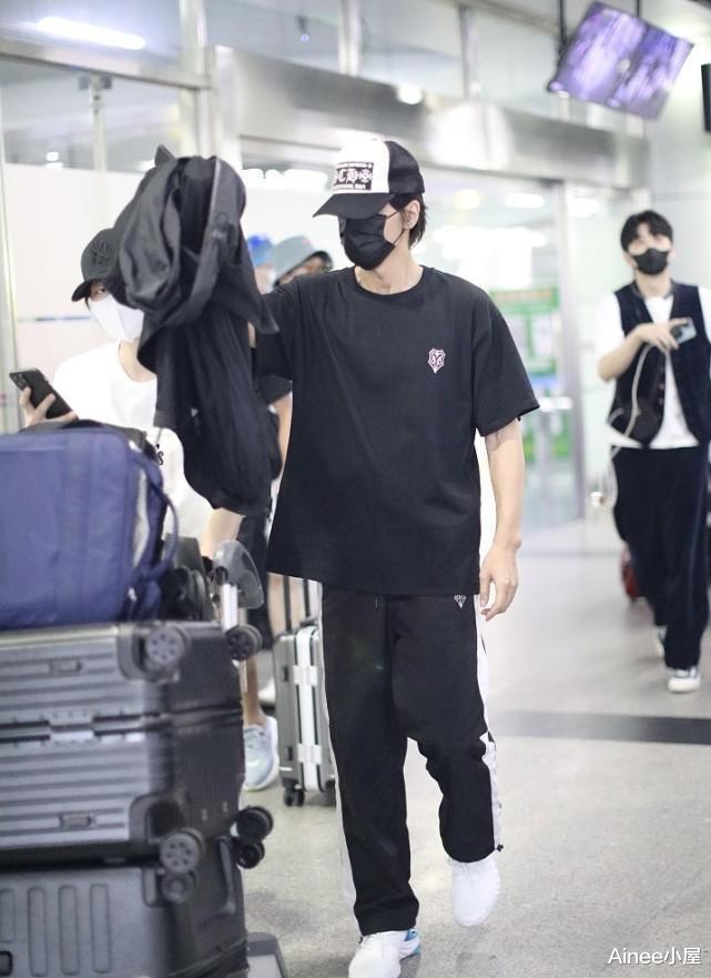 Ainee小屋|言承旭真是瘦高型身材，修身T恤配运动裤都宽松，但看着挺精神