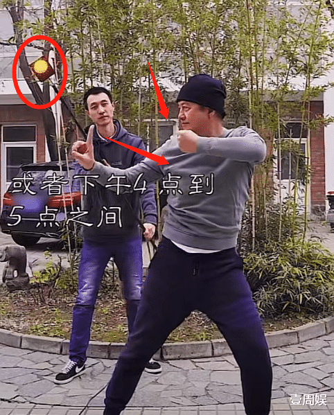 李亚鹏|李亚鹏真的老了，穿棉毛裤在院里打八段锦，帽子太有喜感！