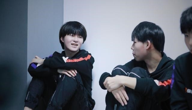 小翔很忙|LGD大鹅挂牌四人,两个首发两个替补,下届kpl将围绕江城重建!