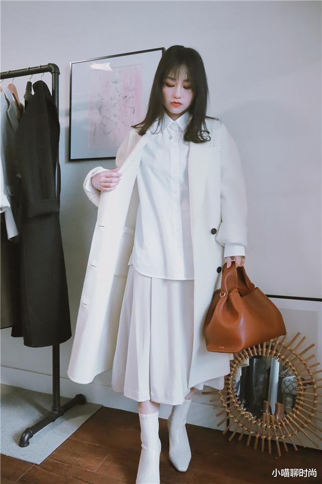 小喵聊时尚 会“打扮”的女人，穿大衣都离不开这3双靴，显瘦显高不说还时髦