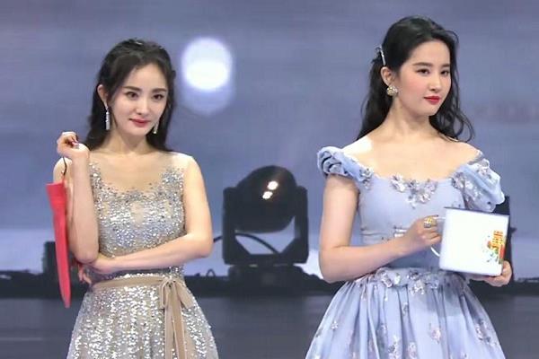 杨幂|17年前，谁还记得刘亦菲伞下的高二学生，如今火得一塌糊涂