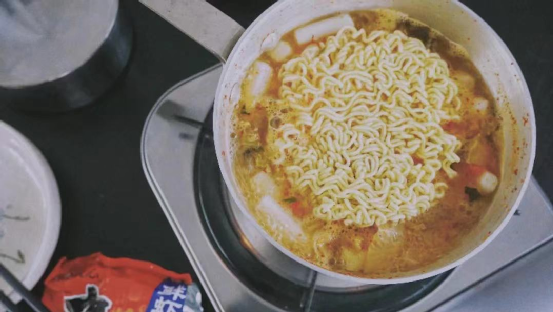 理想之城|百相人生系列专访|“如果你像我一样,有一个失业6个月的男友”