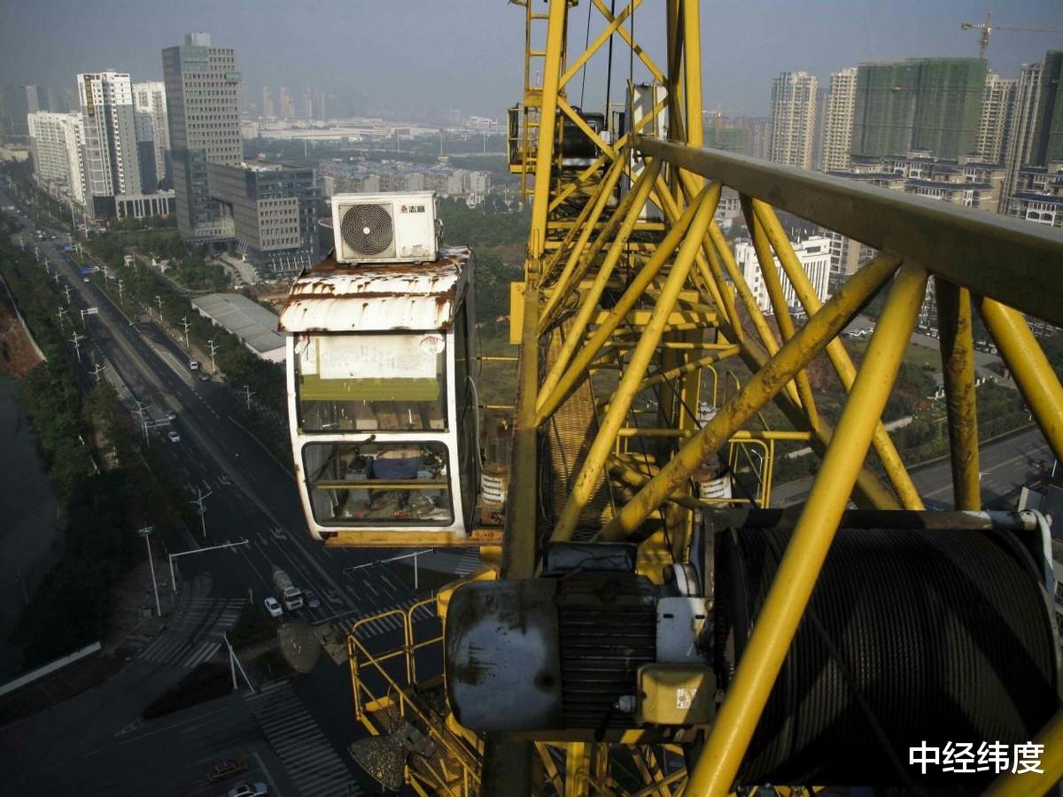 |烂尾楼工地的塔吊，为何没人撤走？四点原因，想撤也不能撤