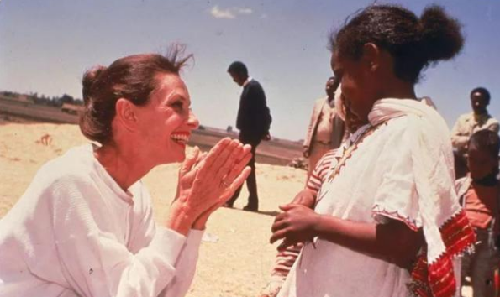 奥黛丽·赫本|1993年，奥黛丽·赫本身患癌症离世，临终前的一句疑问让人泪目