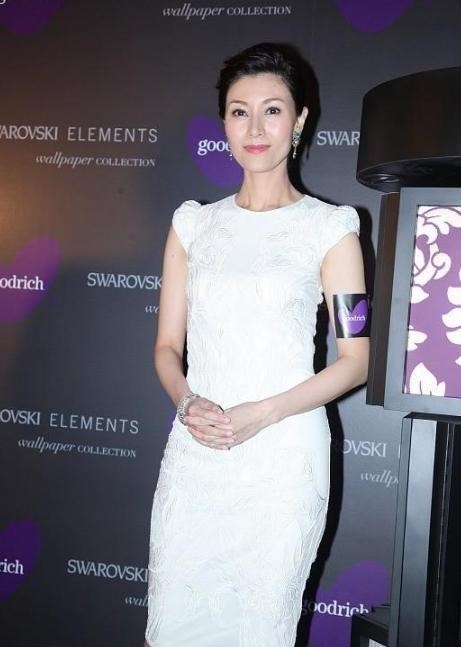 小陈有说 最美港姐李嘉欣现状，年过半百穿亮片白裙子，仍然娇俏可人