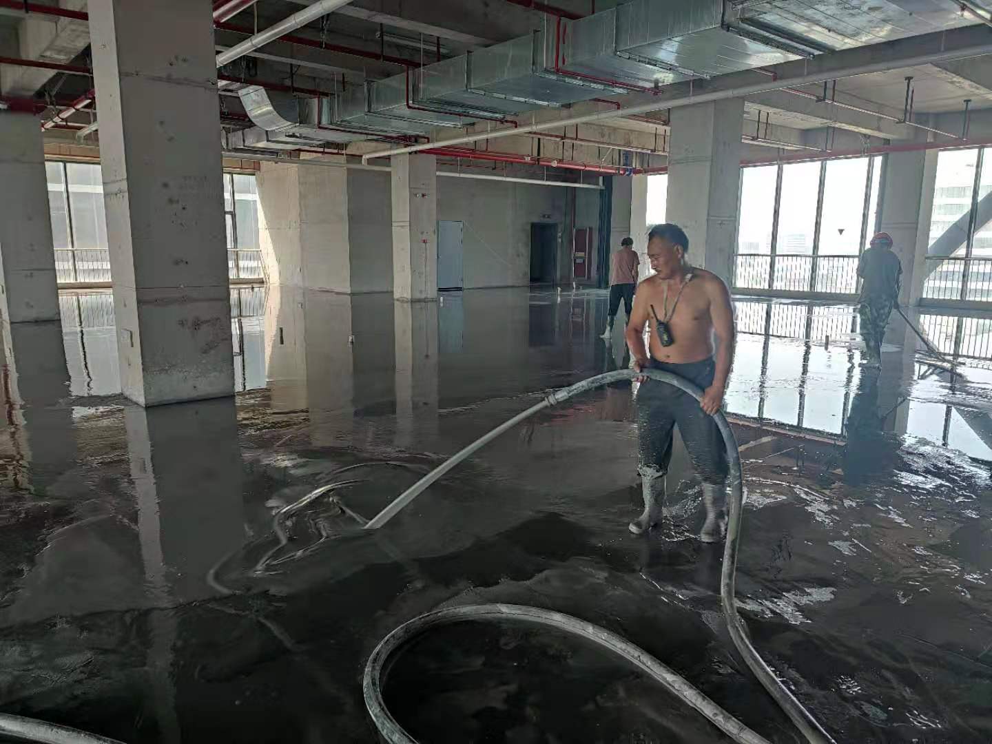 |承接石膏自流平地坪工程多少钱一平方，用什么机器
