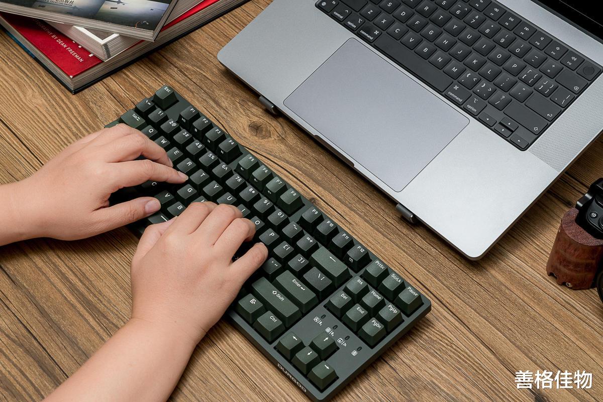 折叠屏|机械键盘怎么选？静音红轴适合打字吗？杜伽三模K320W苍峦墨体验
