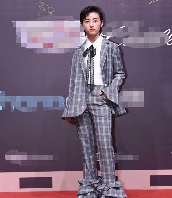 张子枫|童星张子枫独自回老家过年，行李箱足有半人高！打扮朴实似路人