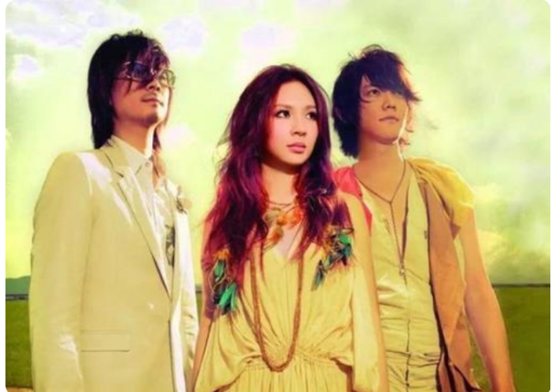 飞儿乐团|踢走主唱找个“替身”，混不好又想让人回来，网友：太尴尬了