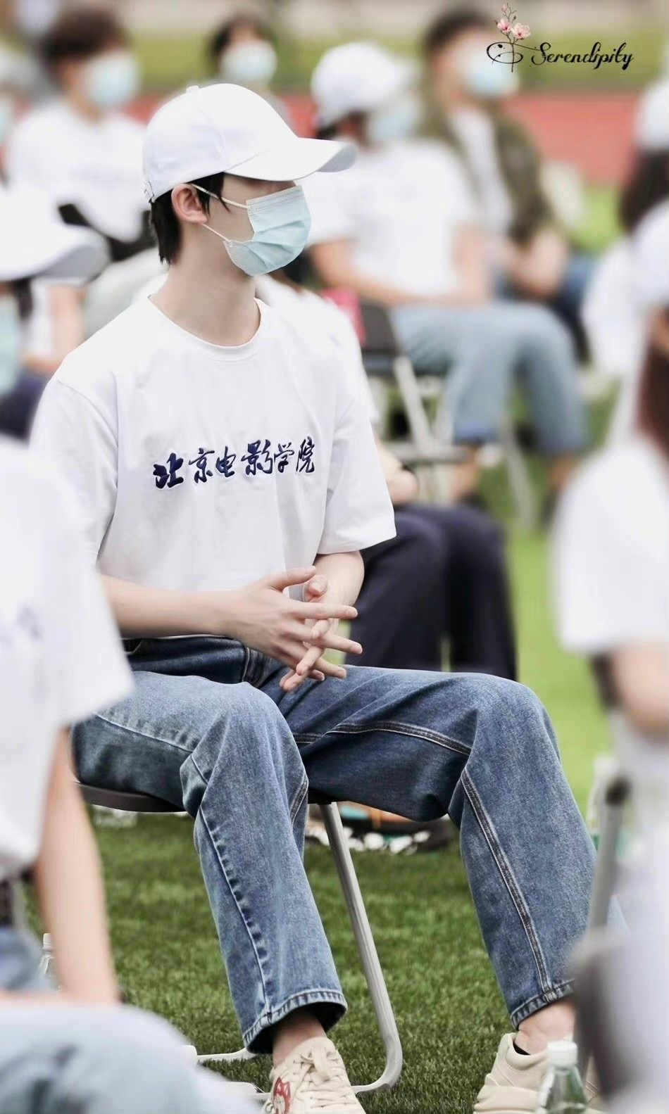 丁程鑫|丁程鑫和北电表演专业大合影，头比女同学还小