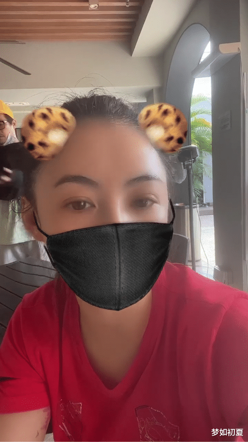 张柏芝|张柏芝清晨起床直播，身后男子正在穿衣服，疑在张柏芝家过夜