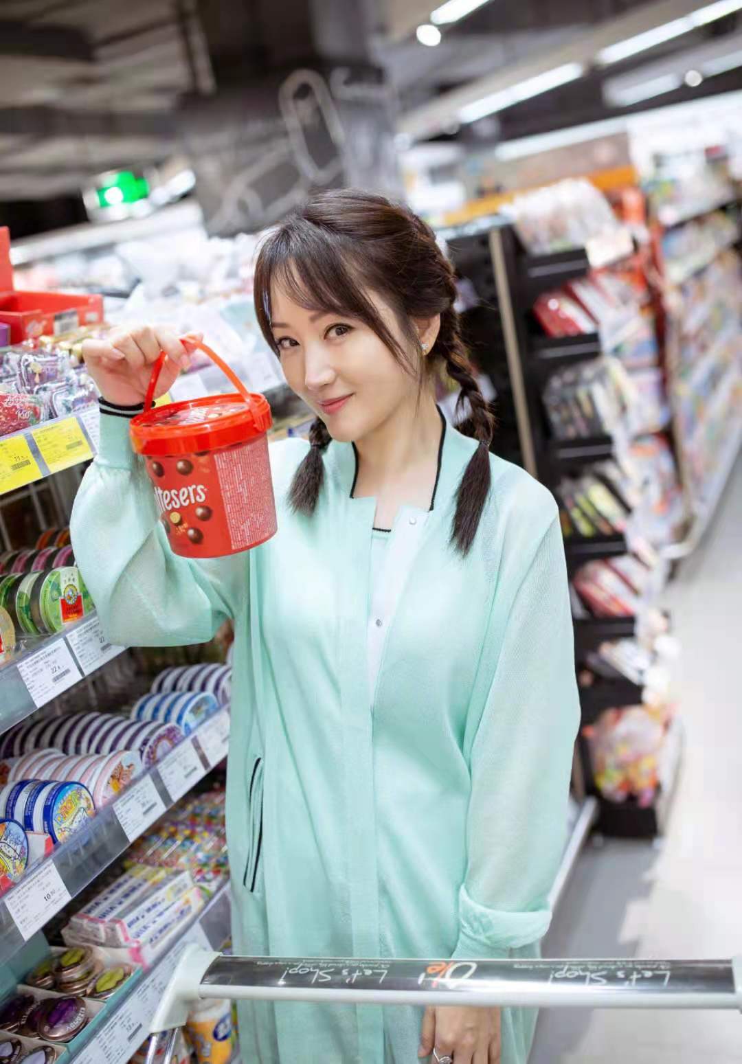 混搭时尚Anna|杨钰莹超市购物，穿oversize卫衣扎麻花辫俏皮又活泼，少女感十足