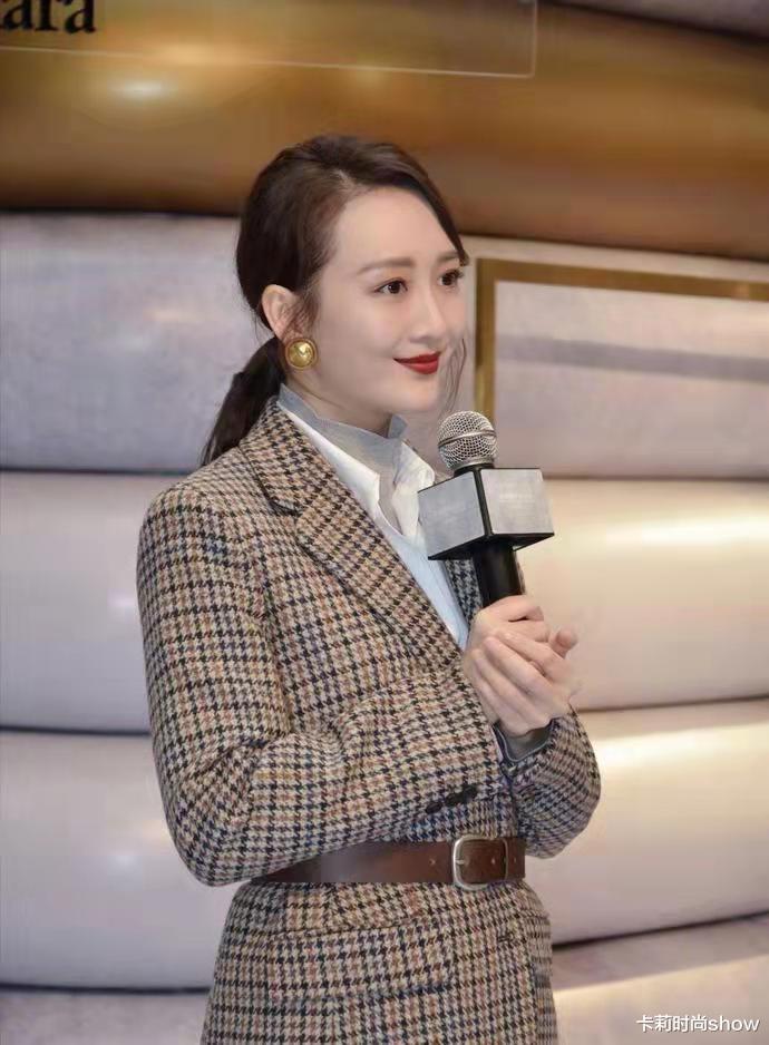 卡莉时尚show 王鸥衣品太绝了，玩“四重叠穿”也不显累赘，反而高级又有范