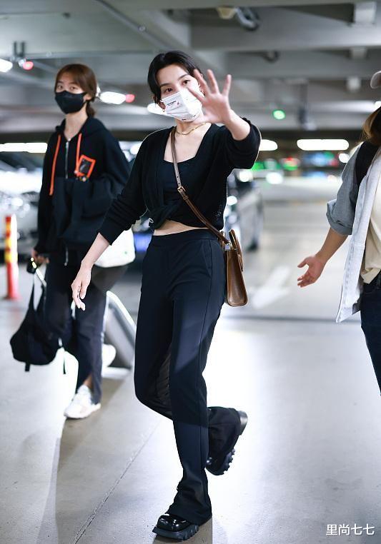里尚七七|合体走机场，宋祖儿背万元大牌炫腹，大28岁王琳靠王菲同款抢风头